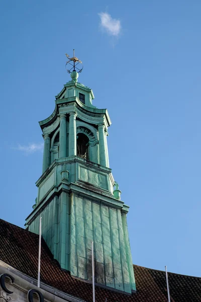 LONDON - DEC 9 : Tower at County Hall in London on Dec 9, 2015 — Stock Photo, Image