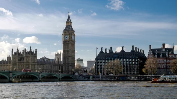 Londýn - Prosinec 9: Pohled na Big Ben a budovy parlamentu v — Stock fotografie