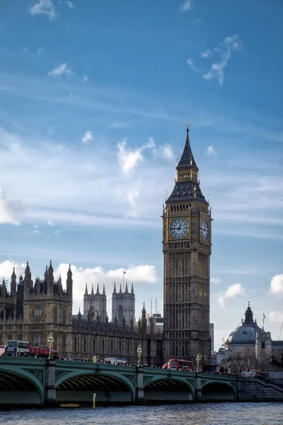 Londýn - Prosinec 9: Pohled na Big Ben a budovy parlamentu v — Stock fotografie