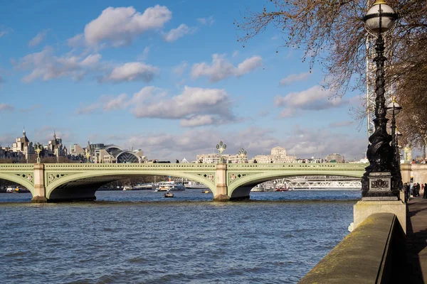 LONDRES - 9 déc. : Vue sur la Tamise à Londres les 9 et 20 déc. — Photo