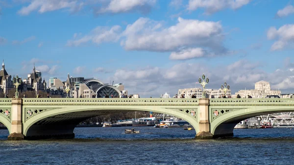 LONDON - DEC 9: Pemandangan Sungai Thames di London pada 9 Desember 20 — Stok Foto