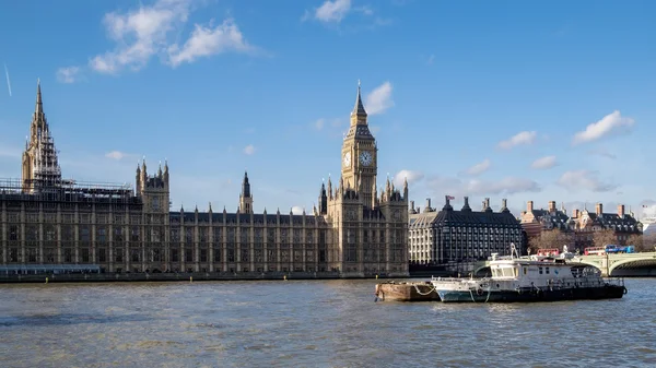 LONDRA - DEC 9: Barche da lavoro davanti alle Camere del Parlamento — Foto Stock