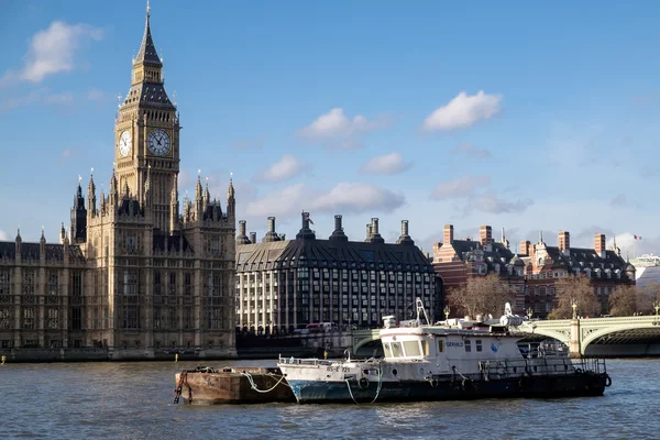 LONDON - DEC 9 : Working Boats in Front of the Houses of Parliam — Stock fotografie