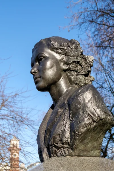 LONDON - DEC 9 : Statue of Violette Szabo in London on Dec 9, 20 — Stock Photo, Image