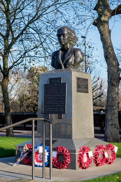 LONDRES - DEC 9: Estátua da Violeta Szabo em Londres em 9 de dezembro de 20 — Fotografia de Stock