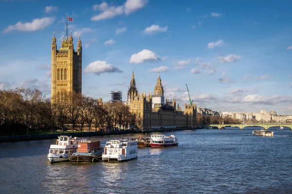 LONDON - DEC 9: Lihat di sepanjang Sungai Thames ke Rumah Pa — Stok Foto