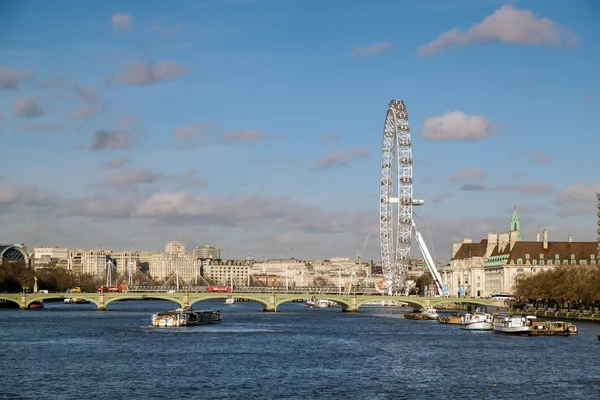LONDON - DEC 9 : View along the River Thames to the London Eye — Stock Photo, Image