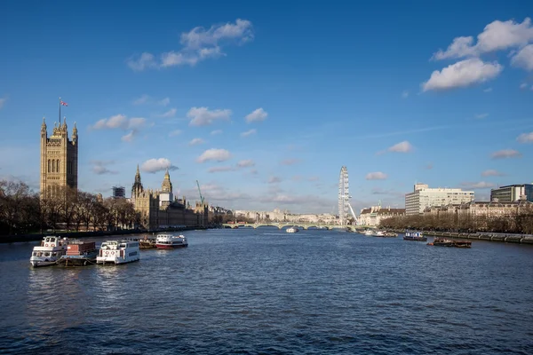 LONDON - DEC 9: Lihat di sepanjang Sungai Thames ke Rumah Pa — Stok Foto