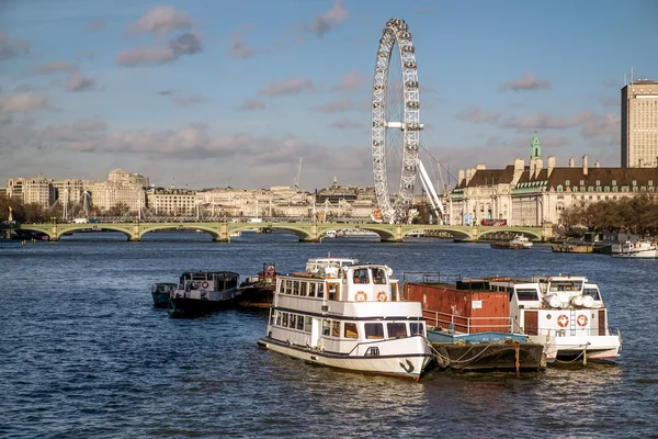 LONDRA - DEC 9: Veduta lungo il Tamigi fino al London Eye i — Foto Stock