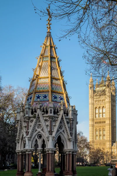 LONDON - DEC 9 : Buxton Memorial Fountain in Victoria Tower Gard — Stock Photo, Image