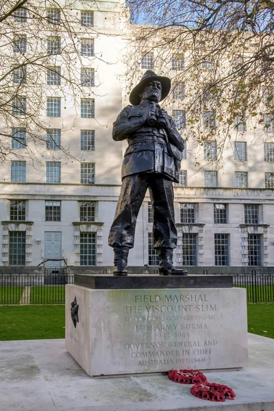 London - 9 Dec: Fältet Marshall Viscount Slim statyn i Whit — Stockfoto