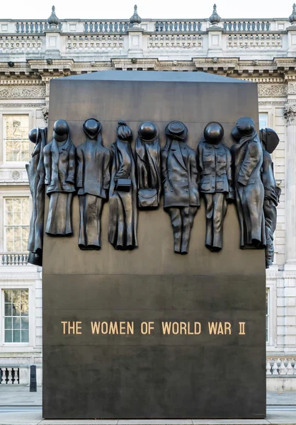 LONDRES - DIC 9: Las mujeres de la Segunda Guerra Mundial Estatua en Whitehall i —  Fotos de Stock