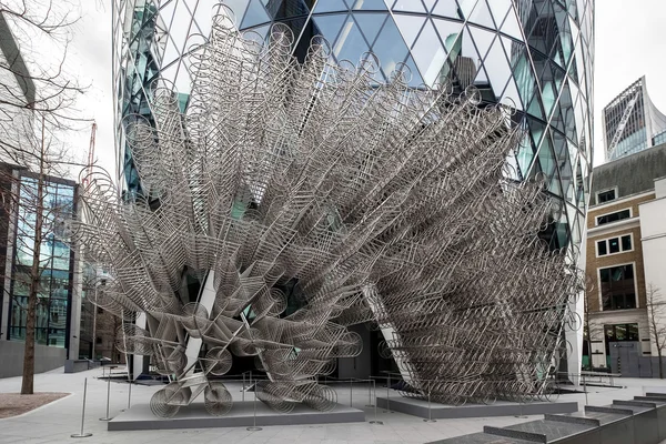 LONDRES - DIC 20: La nueva escultura para siempre de Ai Weiwei fuera de Lond —  Fotos de Stock