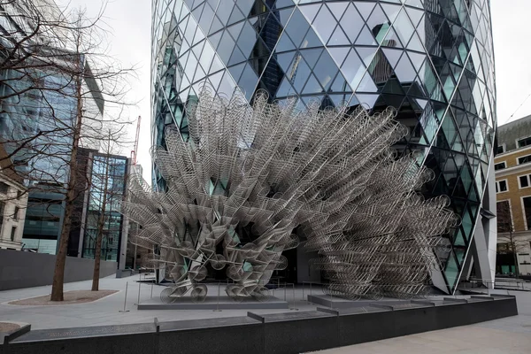 LONDRES - DIC 20: La nueva escultura para siempre de Ai Weiwei fuera de Lond —  Fotos de Stock