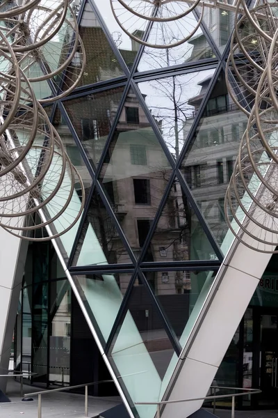 LONDON - DEC 20 : Ai Weiwei's new Forever Sculpture outside Lond — Stock fotografie