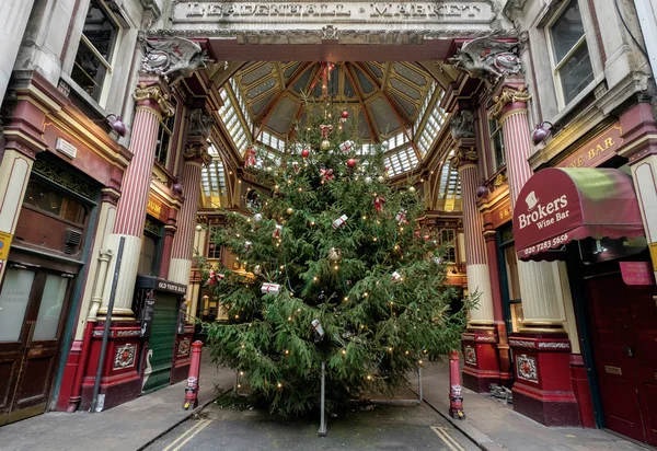 LONDON - DEC 20 : Christmas Tree at the Entrance to Leadenhall M — Stockfoto