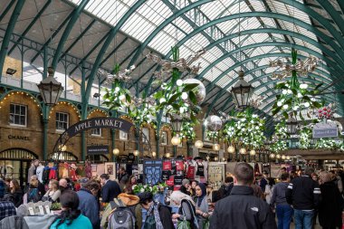 Londra - Aralık 20: Noel süsleri Milano Covent Garden