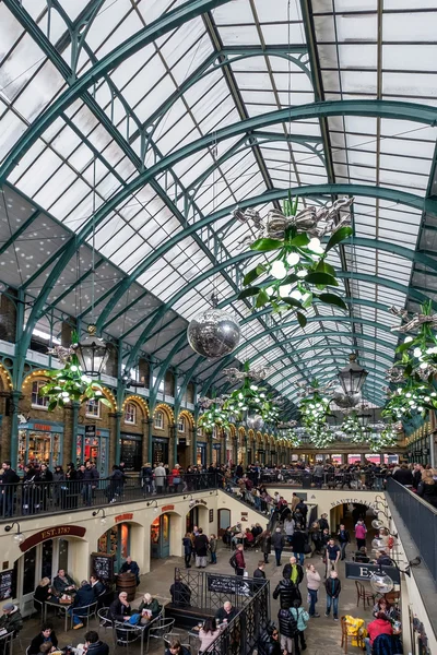 Londýn - prosinec 20: Vánoční ozdoby v Covent Garden v Milano — Stock fotografie