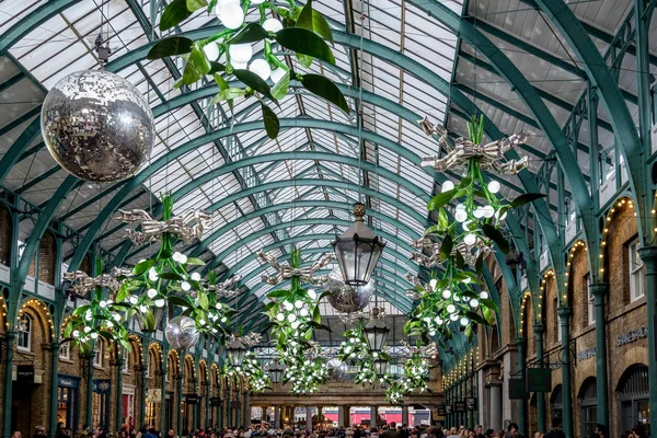 Λονδίνο - 20 Δεκ: Χριστούγεννα διακοσμήσεις στο Covent Garden του Lond — Φωτογραφία Αρχείου
