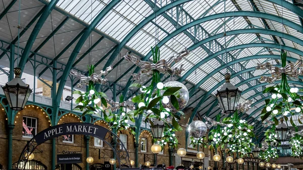 LONDON - DEC 20 : Christmas Decorations at Covent Garden in Lond — Stock Photo, Image