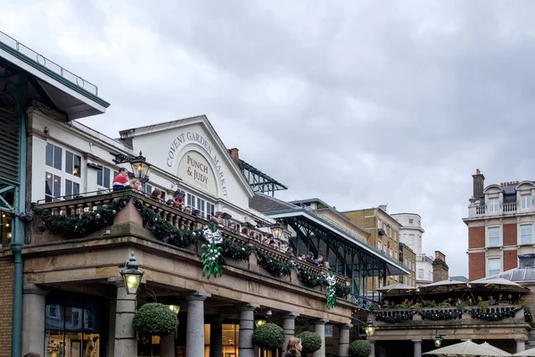 LONDON - DEC 20 : People Watching the Entertainment at Covent Ga — Φωτογραφία Αρχείου