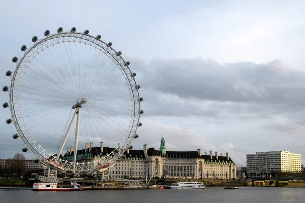LONDON - DEC 20 : View of the London Eye in London on Dec 20, 20 — 图库照片