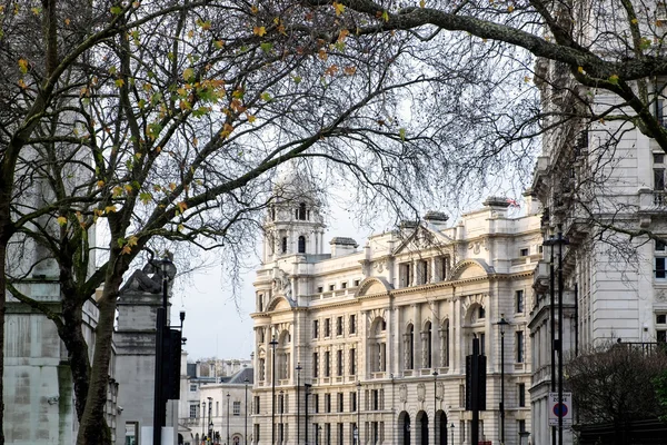 Londyn - Dec 20: Stare wojny budynek biurowy w Horse Guards Avenue — Zdjęcie stockowe