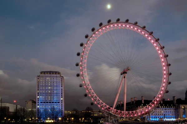 ЛОНДОН - DEC 20: View of the London Eye at Night in London on D — стоковое фото