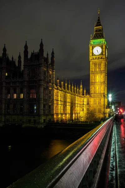 LONDRA - DEC 20: Veduta del Big Ben di notte a Londra il Dic — Foto Stock