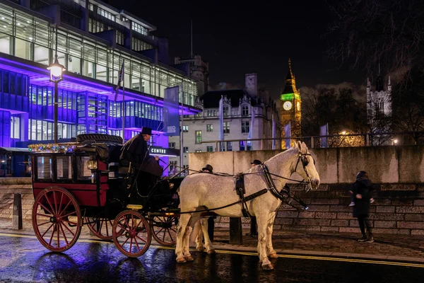 LONDON - DEC 20 : Horses and Carriage near Big Ben in London on — Stock Photo, Image