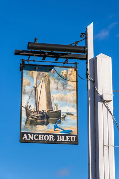 Bosham, West Sussex/Uk - 1 januari: Blå ankaret Pub tecken i Bos — Stockfoto