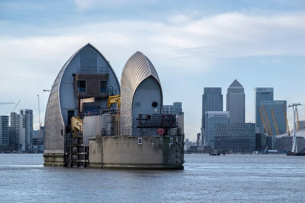 London - jan 10: blick auf die Themse barriere in london am jan 10 — Stockfoto