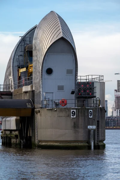 LONDON - JAN 10 : View of the Thames Barrier in London on Jan 10 — Stock Photo, Image