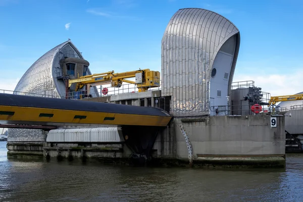 LONDON - JAN 10 : View of the Thames Barrier in London on Jan 10 — Stock Photo, Image