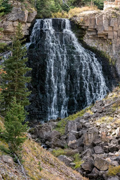 素朴な滝 - 滝に沿ってグレン クリーク マンモス温泉近く — ストック写真