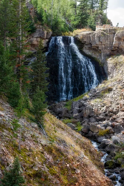 Cascate rustiche - Cascata lungo Glen Creek vicino Mammoth Hot Sprin — Foto Stock