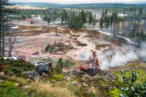 Ansicht des Künstlers Farbtöpfe in Yellowstone — Stockfoto