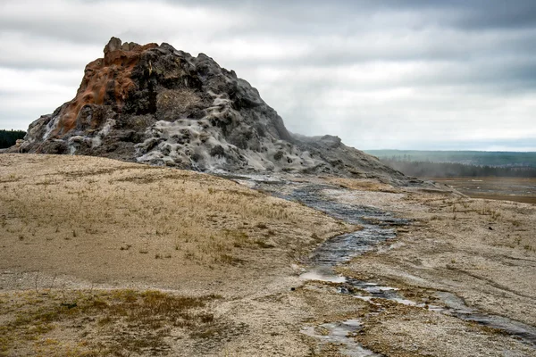 Yellowstone'da beyaz kubbe Şofben — Stok fotoğraf