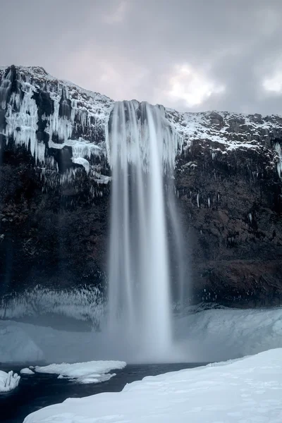 Blick auf den Seljalandfoss Wasserfall im Winter — Stockfoto