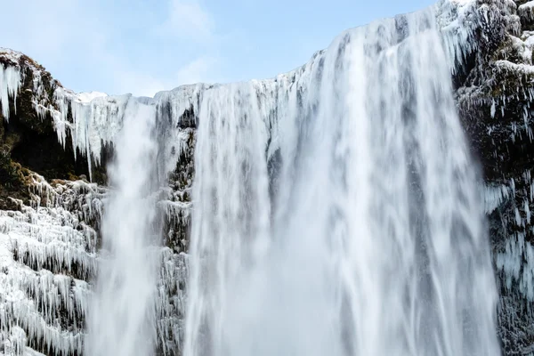 Vista de la cascada de Skogafoss en invierno —  Fotos de Stock