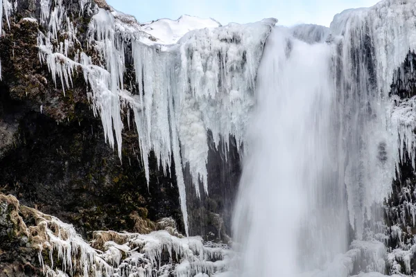 Blick auf den Skogafoss-Wasserfall im Winter — Stockfoto