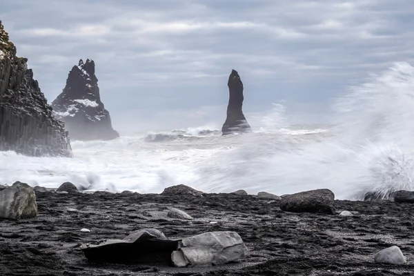 Reynisfjara volkanik Plajı'nda fırtınalı hava — Stok fotoğraf