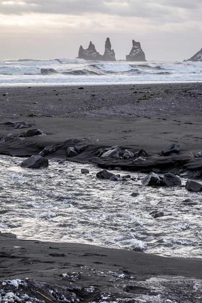 Stürmisches Wetter am Vulkanstrand von Reynisfjara — Stockfoto