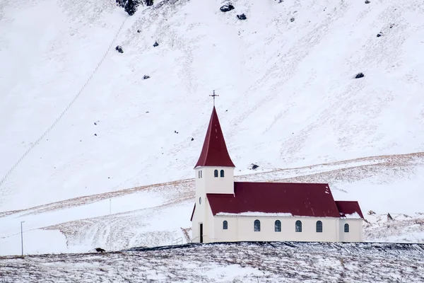 VIK / ISLANDIA - 02 DE FEB: Vista de la Iglesia en Vik Islandia el 0 de febrero — Foto de Stock