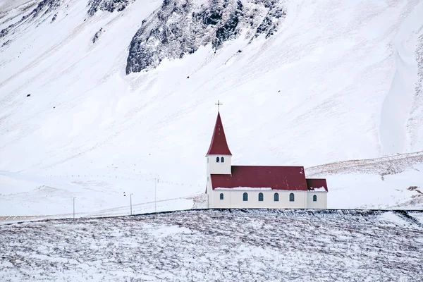 VIK / ISLANDIA - 02 DE FEB: Vista de la Iglesia en Vik Islandia el 0 de febrero — Foto de Stock