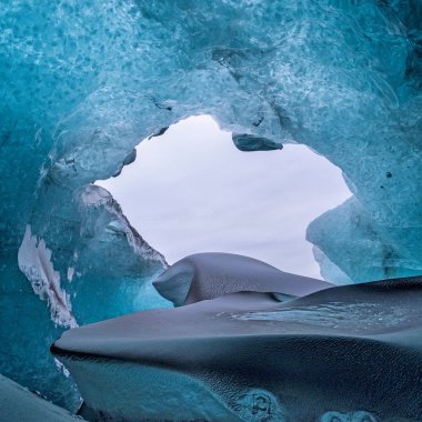 Jokulsarlon yakınlarında Kristal Buz Mağarası