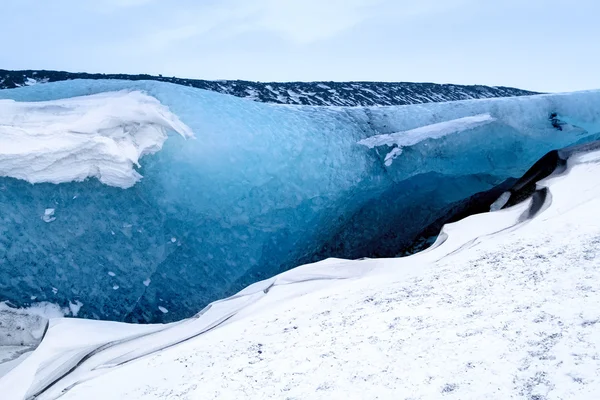 Grotta di ghiaccio di cristallo vicino a Jokulsarlon — Foto Stock