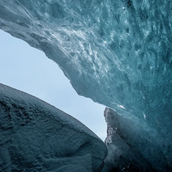 Cueva de hielo de cristal cerca de Jokulsarlon — Foto de Stock