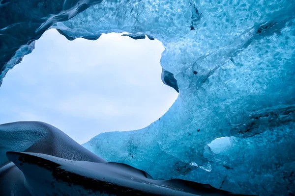 Caverna de gelo de cristal perto de Jokulsarlon — Fotografia de Stock