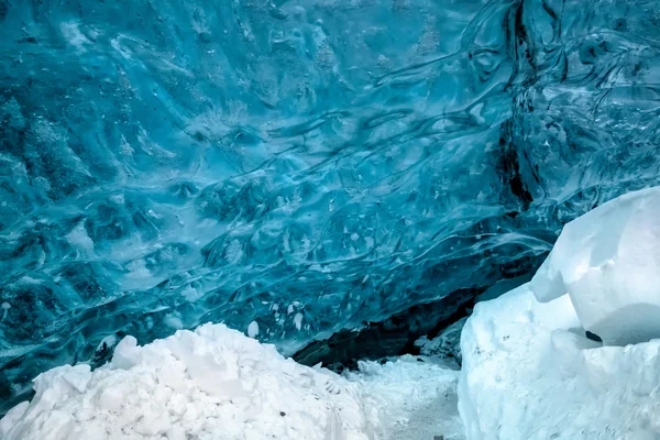 Caverna de gelo de cristal perto de Jokulsarlon — Fotografia de Stock
